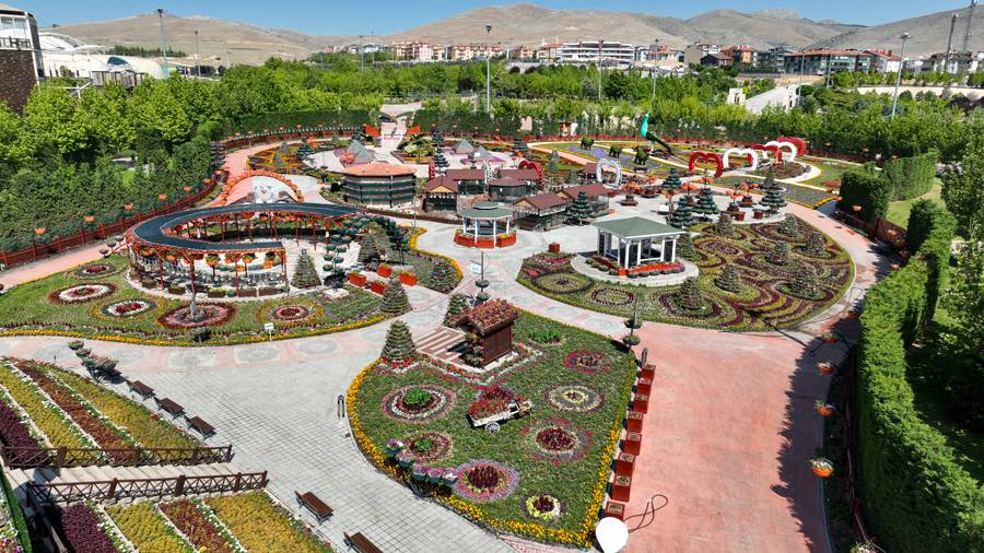 Türkiye'de daha büyüğü yok! Selçuklu Çiçek Bahçesi yeniden kapılarını açtı 5